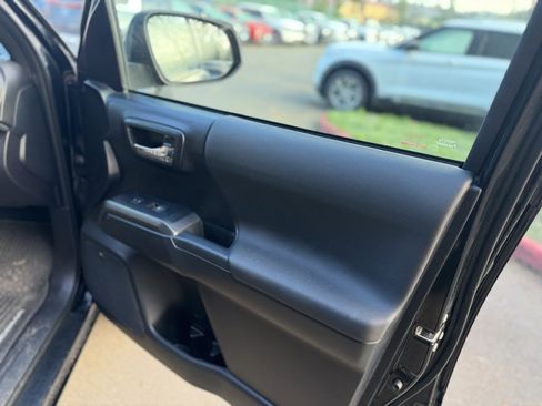 Used 2019 Toyota Tacoma TRD Off-Road image 23