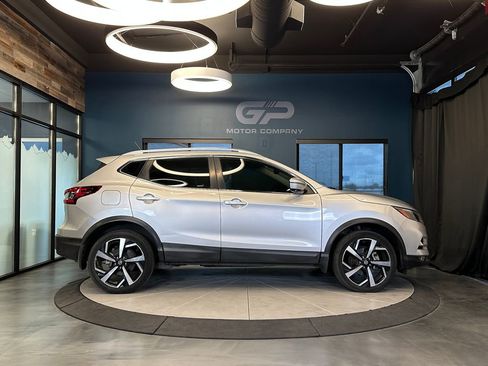 Used 2020 Nissan Rogue Sport SL w/ Premium Package FWD image 2