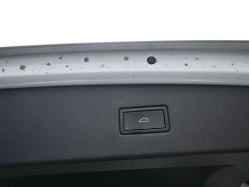 Used 2022 Volkswagen Tiguan SE R-Line image 9