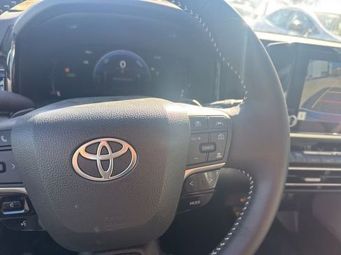 Used 2025 Toyota Camry SE w/ Convenience Package image 13