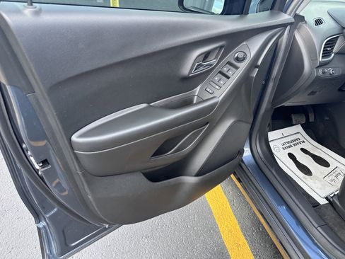 Used 2022 Chevrolet Trax LT w/ LT Convenience Package image 13
