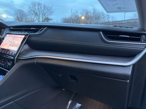 Used 2022 Jeep Grand Cherokee Limited image 23