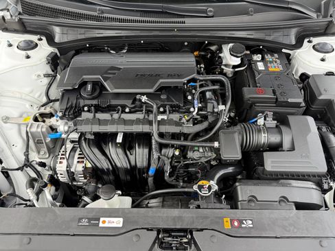 Certified 2025 Hyundai Elantra SE FWD image 30