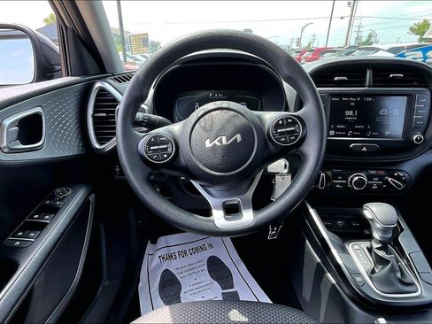 Used 2025 Kia Soul LX w/ LX Technology Package FWD image 8