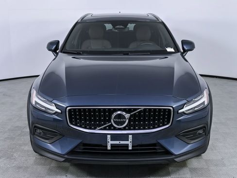 Certified 2025 Volvo V60 B5 Cross Country Plus image 36