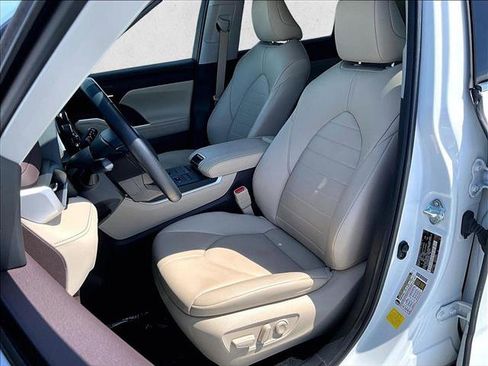 Used 2022 Toyota Highlander XLE AWD/4WD image 27