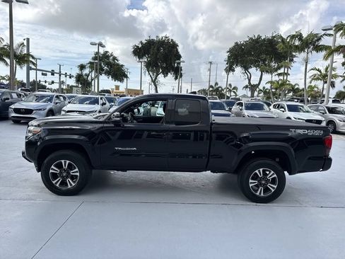 Used 2019 Toyota Tacoma TRD Sport AWD/4WD image 11