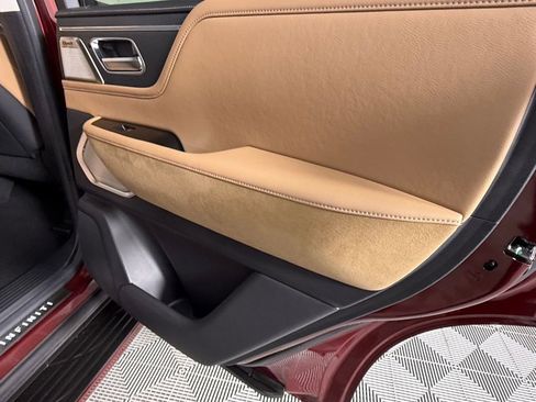 Used 2025 INFINITI QX80 Sensory image 32