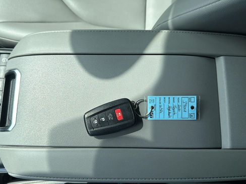 Used 2020 Toyota Highlander XLE FWD image 21