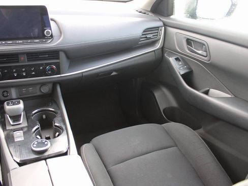 Used 2024 Nissan Rogue S image 31