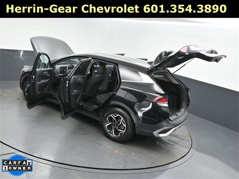 Used 2023 Kia Sportage LX image 2