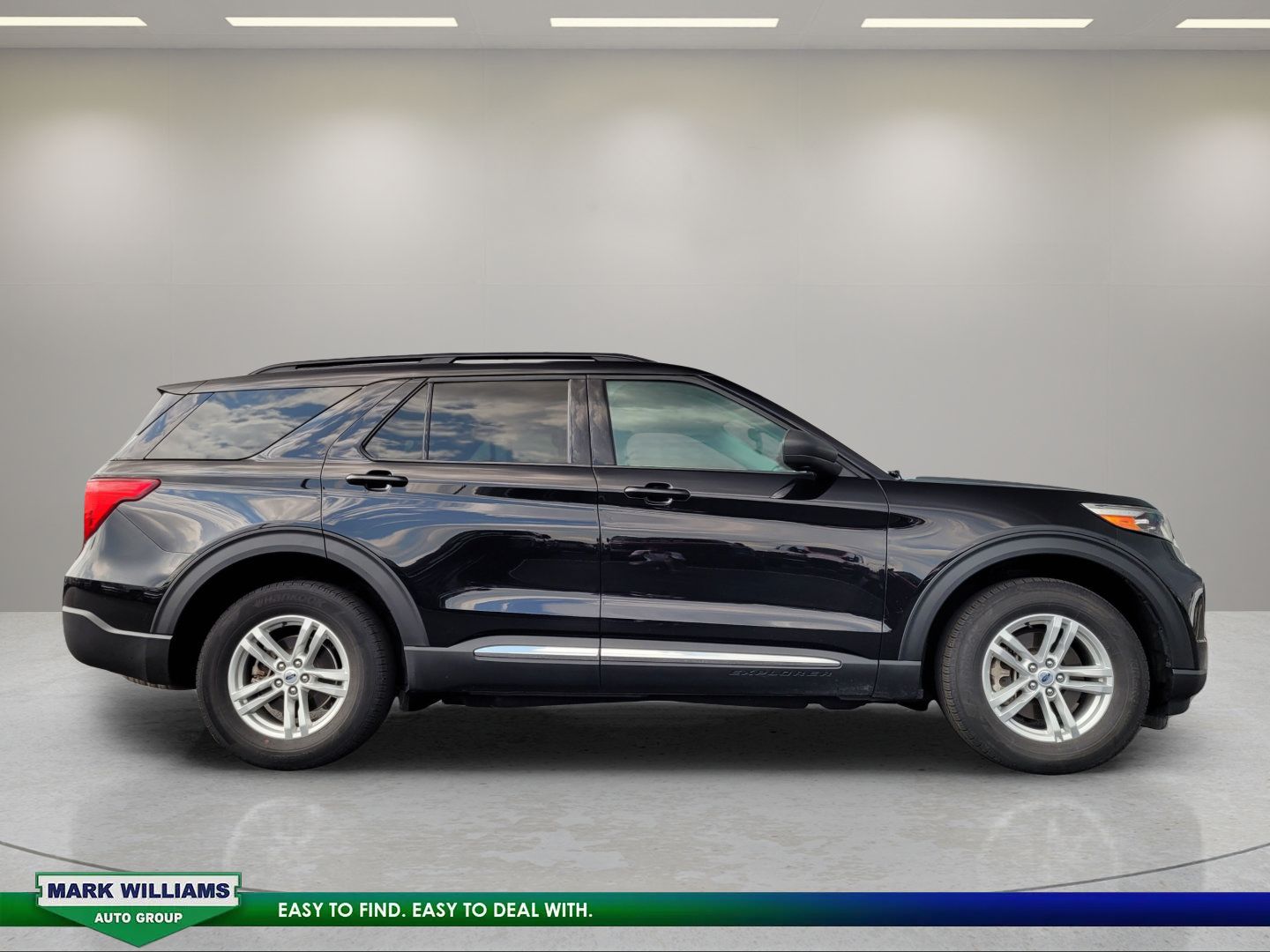 Used 2024 Ford Explorer XLT AWD/4WD image 2