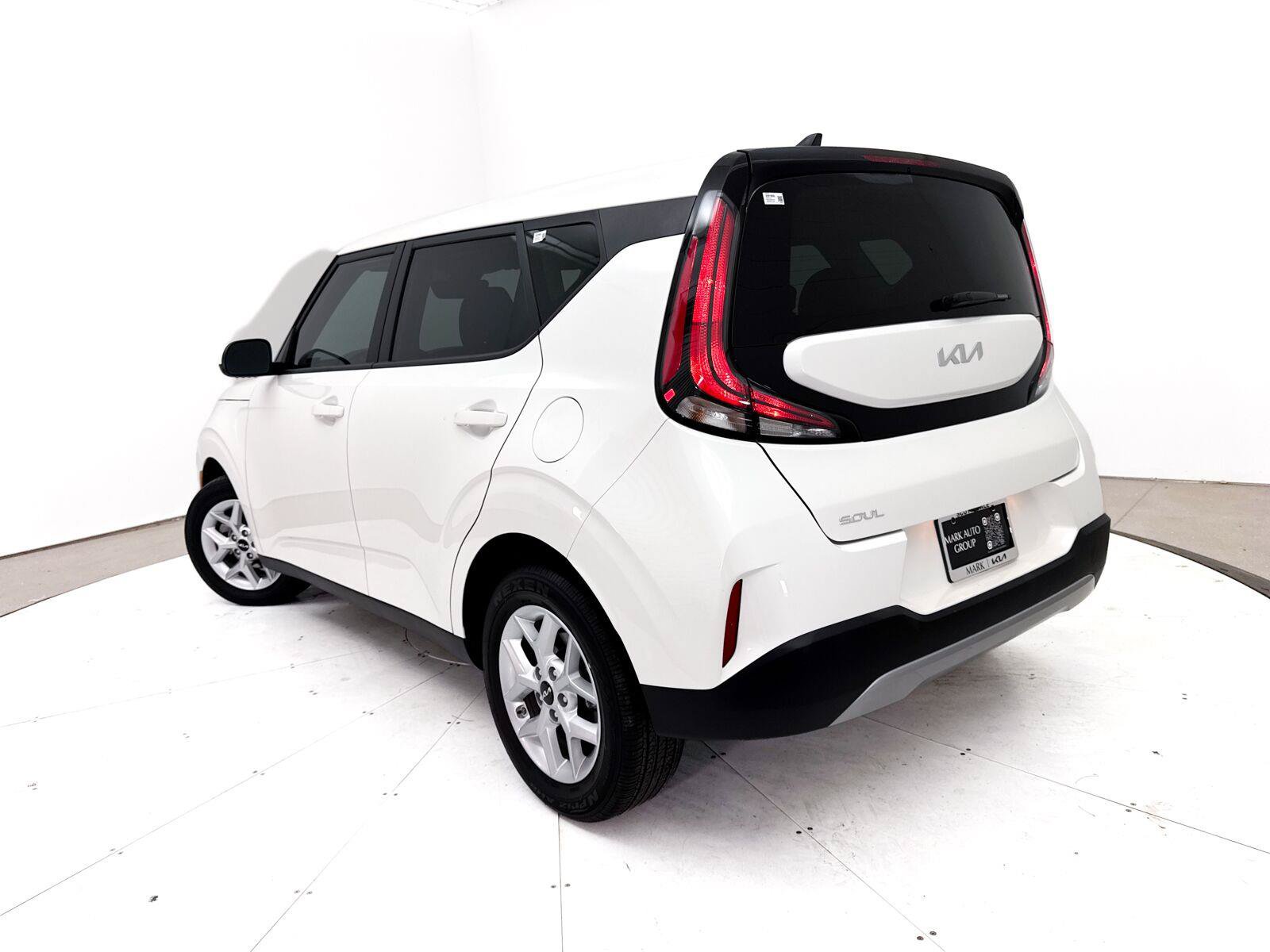 Used 2025 Kia Soul LX w/ LX Technology Package FWD image 2