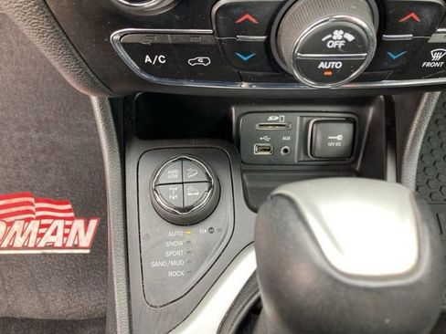 Used 2018 Jeep Cherokee Trailhawk w/ Comfort & Convenience Group AWD/4WD image 16