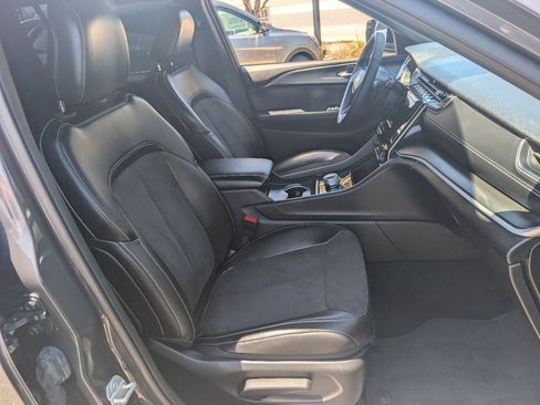 Used 2024 Jeep Grand Cherokee L Laredo RWD image 9