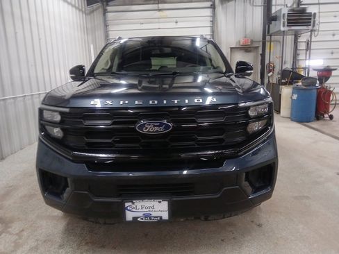 Certified 2025 Ford Expedition Active image 6