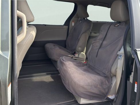 Used 2020 Toyota Sienna XLE Premium image 25