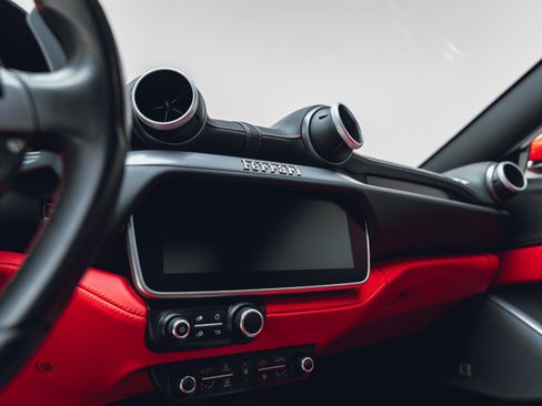 Used 2019 Ferrari Portofino RWD image 39