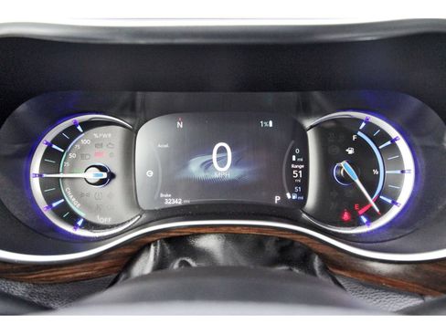 Used 2021 Chrysler Pacifica Limited w/ Uconnect Theater Family Group image 18