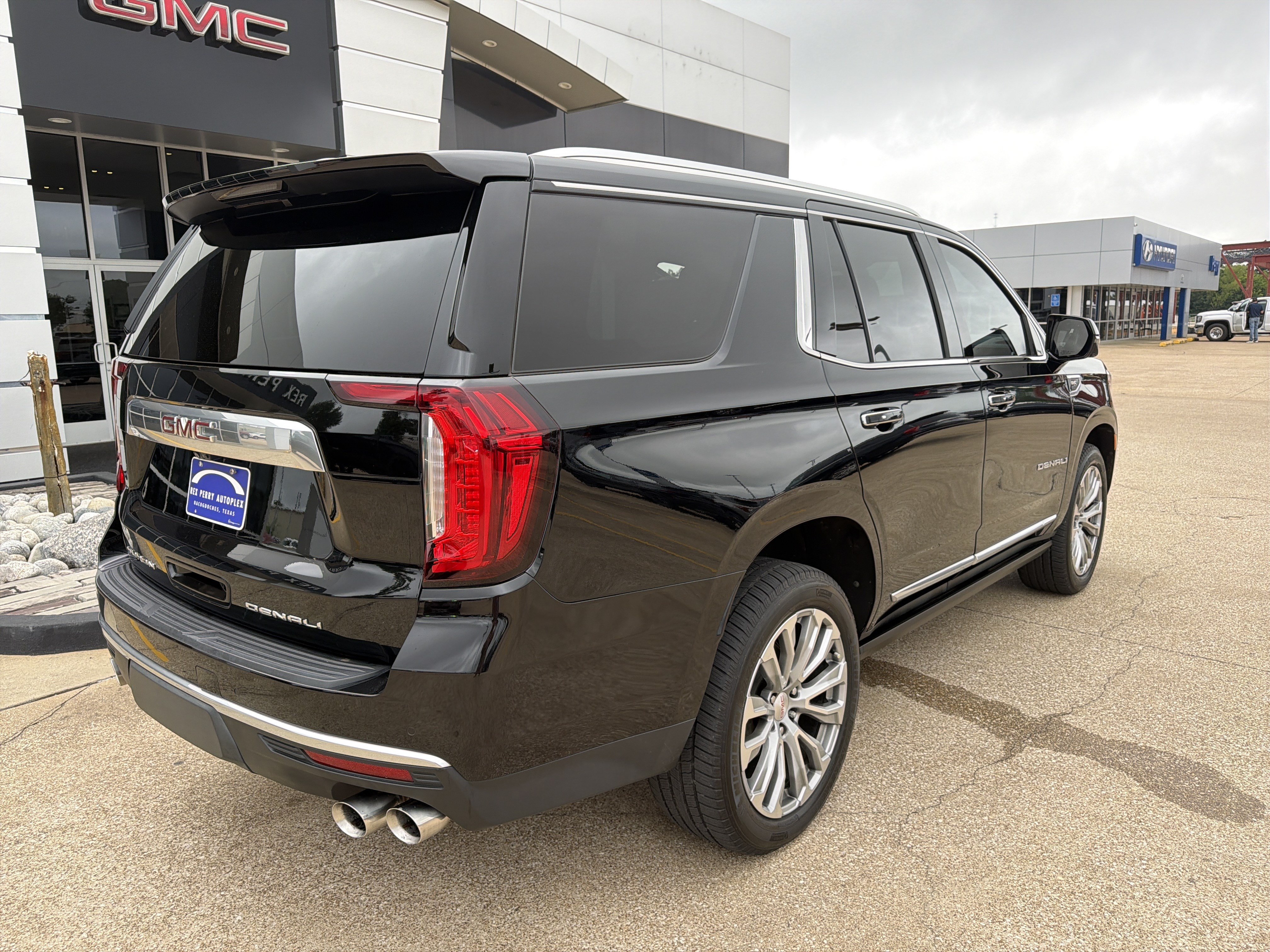 Used 2021 GMC Yukon Denali w/ Denali Premium Package RWD image 3