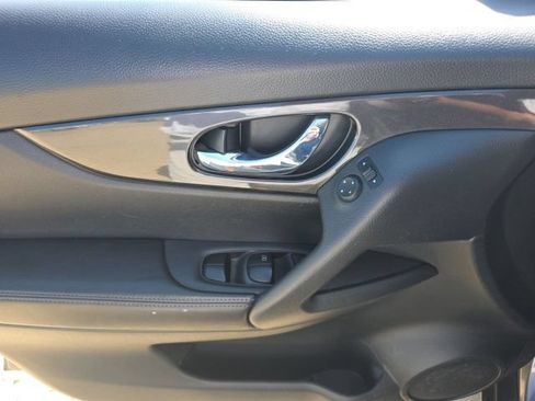 Used 2018 Nissan Rogue SV AWD/4WD image 13