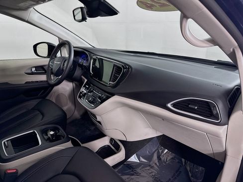Certified 2024 Chrysler Pacifica Touring-L image 40
