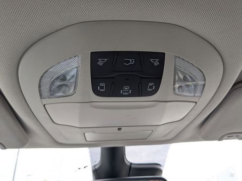 Used 2024 Chrysler Pacifica Touring-L FWD image 5