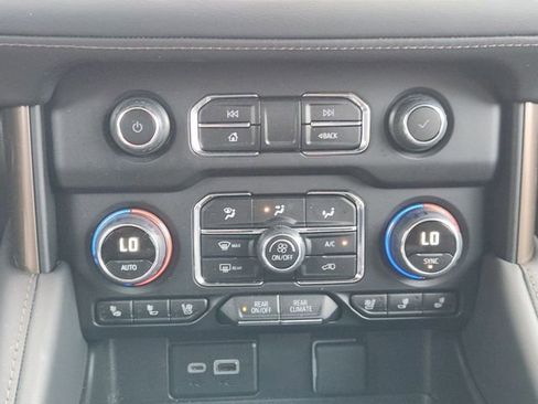 Used 2024 Chevrolet Suburban High Country AWD/4WD image 17
