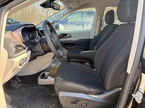 Used 2024 Chrysler Voyager LX image 13