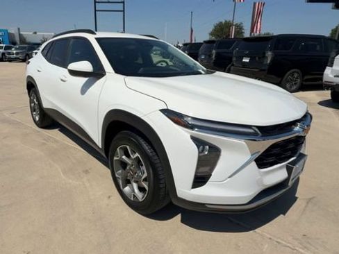 Used 2025 Chevrolet Trax LT FWD image 2