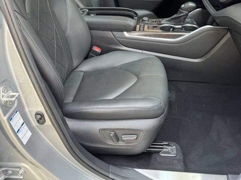 Used 2020 Toyota Highlander Platinum AWD/4WD image 16