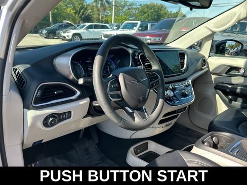 Used 2024 Chrysler Pacifica Touring-L FWD image 11