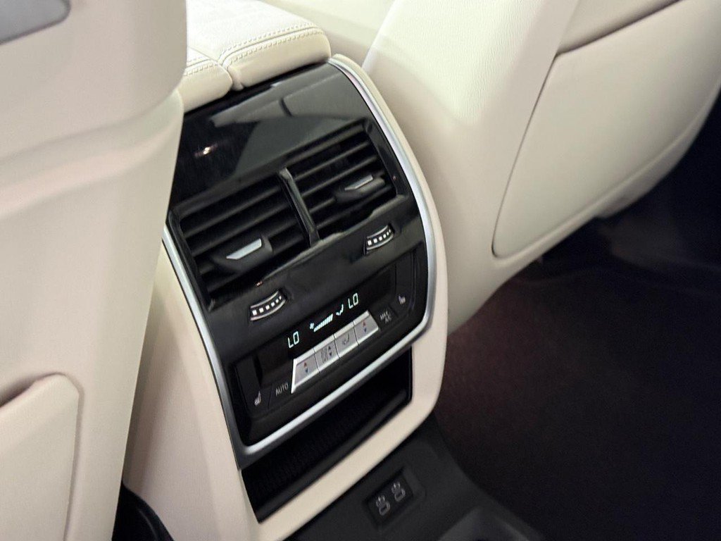 Used 2025 BMW X7 M60i AWD/4WD image 24