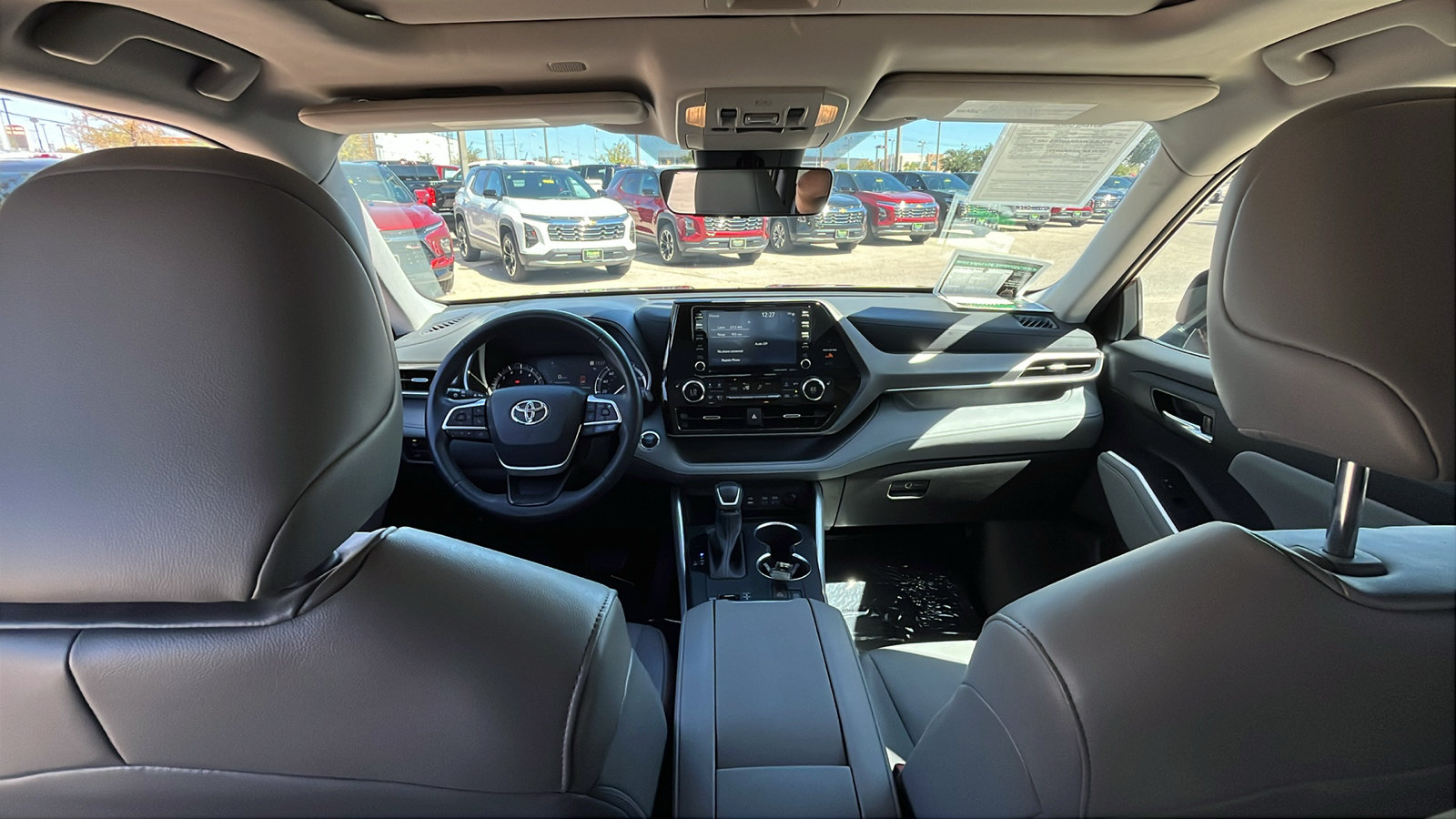 Used 2022 Toyota Highlander XLE FWD image 25