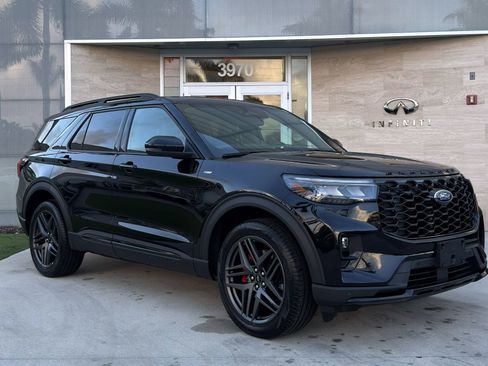 Used 2025 Ford Explorer ST-Line w/ ST-Line Street Pack image 3