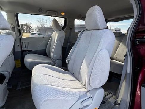 Used 2012 Toyota Sienna LE image 12