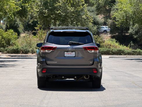 Used 2019 Toyota Highlander SE FWD image 4