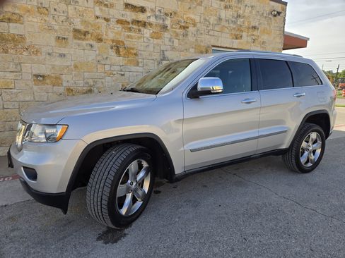 Used 2011 Jeep Grand Cherokee Overland AWD/4WD image 2