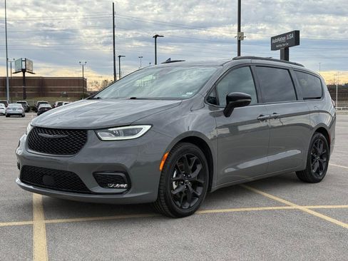 Used 2025 Chrysler Pacifica Limited image 1