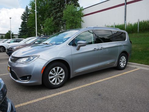 Used 2019 Chrysler Pacifica Touring-L FWD image 3