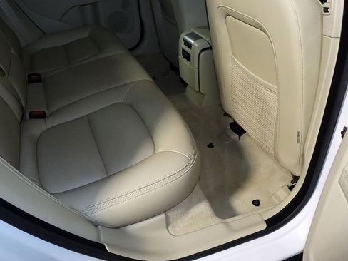 Used 2015 Volvo XC70 T6 w/ Proximity Package image 32