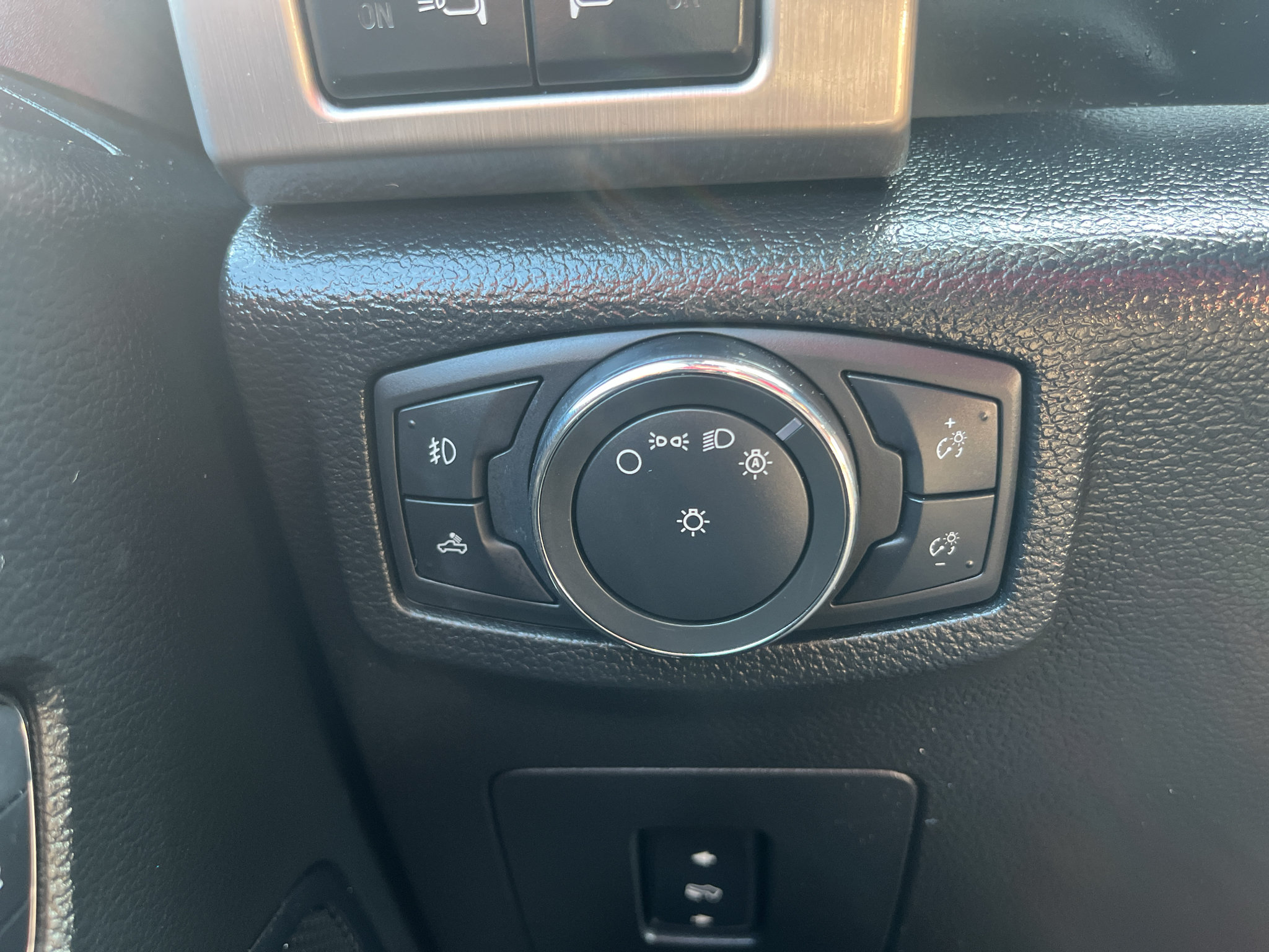 Used 2015 Ford F150 Platinum w/ Technology Package AWD/4WD image 17