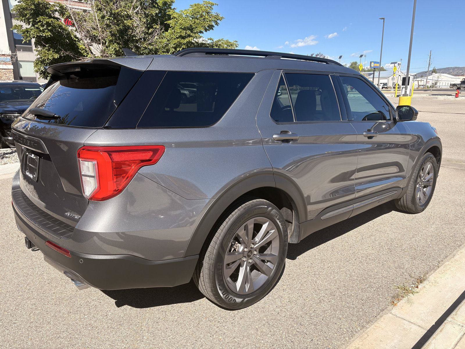 Used 2023 Ford Explorer XLT w/ Equipment Group 202A AWD/4WD image 5