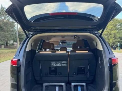 Used 2024 Kia Carnival EX image 8