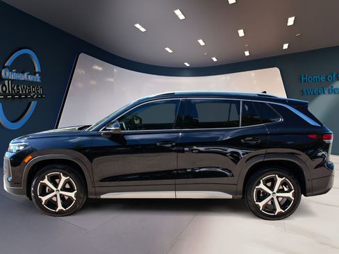 Certified 2025 Volkswagen Tiguan SE FWD image 7
