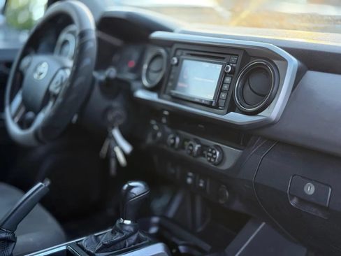 Used 2018 Toyota Tacoma SR5 AWD/4WD image 14