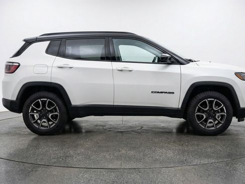 Used 2025 Jeep Compass Trailhawk image 11