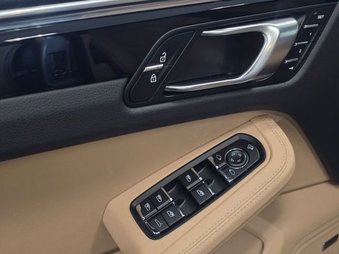 Certified 2025 Porsche Macan image 33