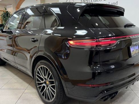 Used 2021 Porsche Cayenne Turbo image 5