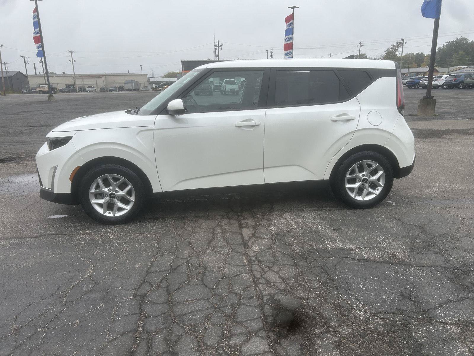 Used 2024 Kia Soul LX w/ Option Group 015 FWD image 2